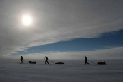 Почему Южный полюс холоднее Северного?