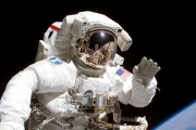 Новый скафандр будет поддерживать здоровье астронавтов