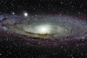 На звездообразование в Туманности Андромеды повлияло взаимодействие с другой галактикой