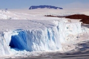 Ученые готовятся возобновить бурение скважины к озеру в Антарктиде
