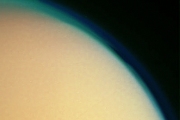 Атмосферные процессы Титана, возможно, похожи на земные