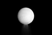 На Сатурне идет дождь из воды со спутника