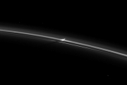 Сказочные огни в кольце F Сатурна можно объяснить воздействием спутника по имени Прометей
