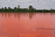 Вода в кузбасской реке покраснела