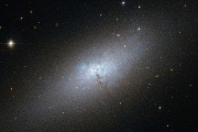 «Хаббл» сфотографировал странную карликовую галактику