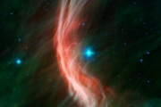Гигантская звезда Зета Змееносца создает в космосе «пыльные» волны