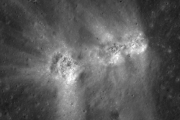 На поверхности Луны замечены новые кратеры
